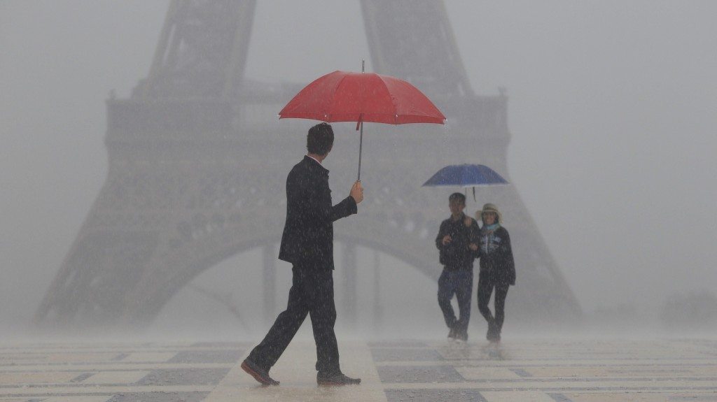 paris-umbrella-repairman